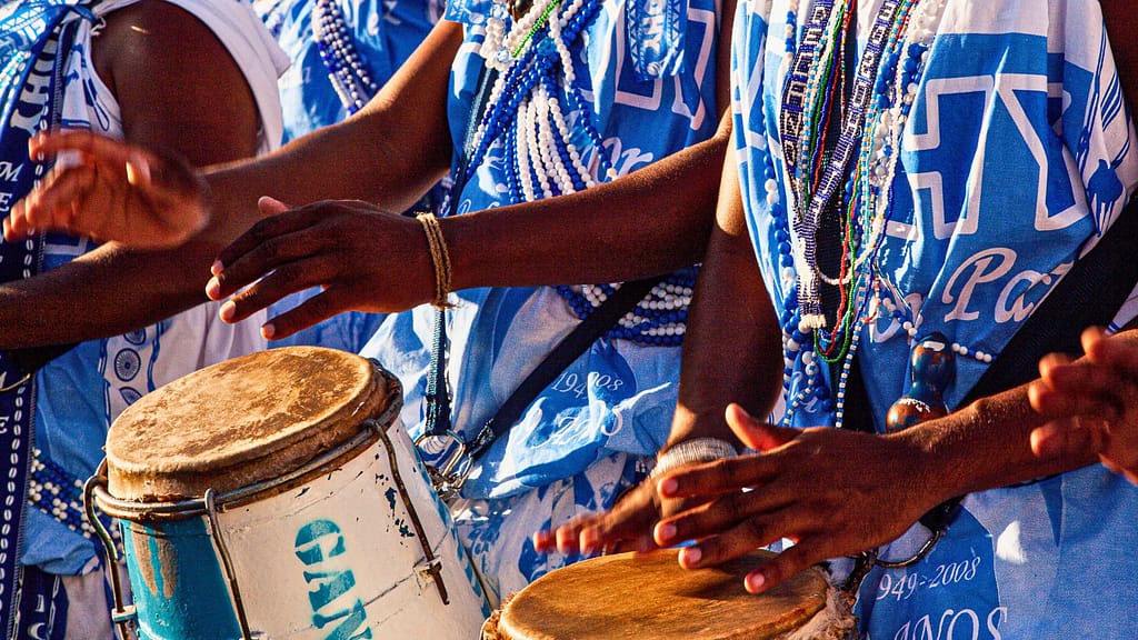 Percussionnistes du groupe Filhos de Gandhi jouant l'Ijexá, un rythme brésilien afro-descendant